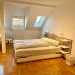 Lejlighed Quiet Attic-apartment Center