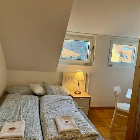 Quiet Attic-apartment Center 아파트 베른