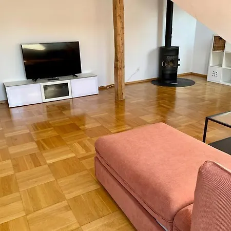 Quiet Attic-apartment Center 아파트 베른