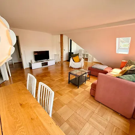 Quiet Attic-apartment Center Lejlighed *