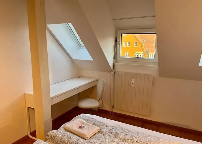 Quiet Attic-apartment Center 아파트